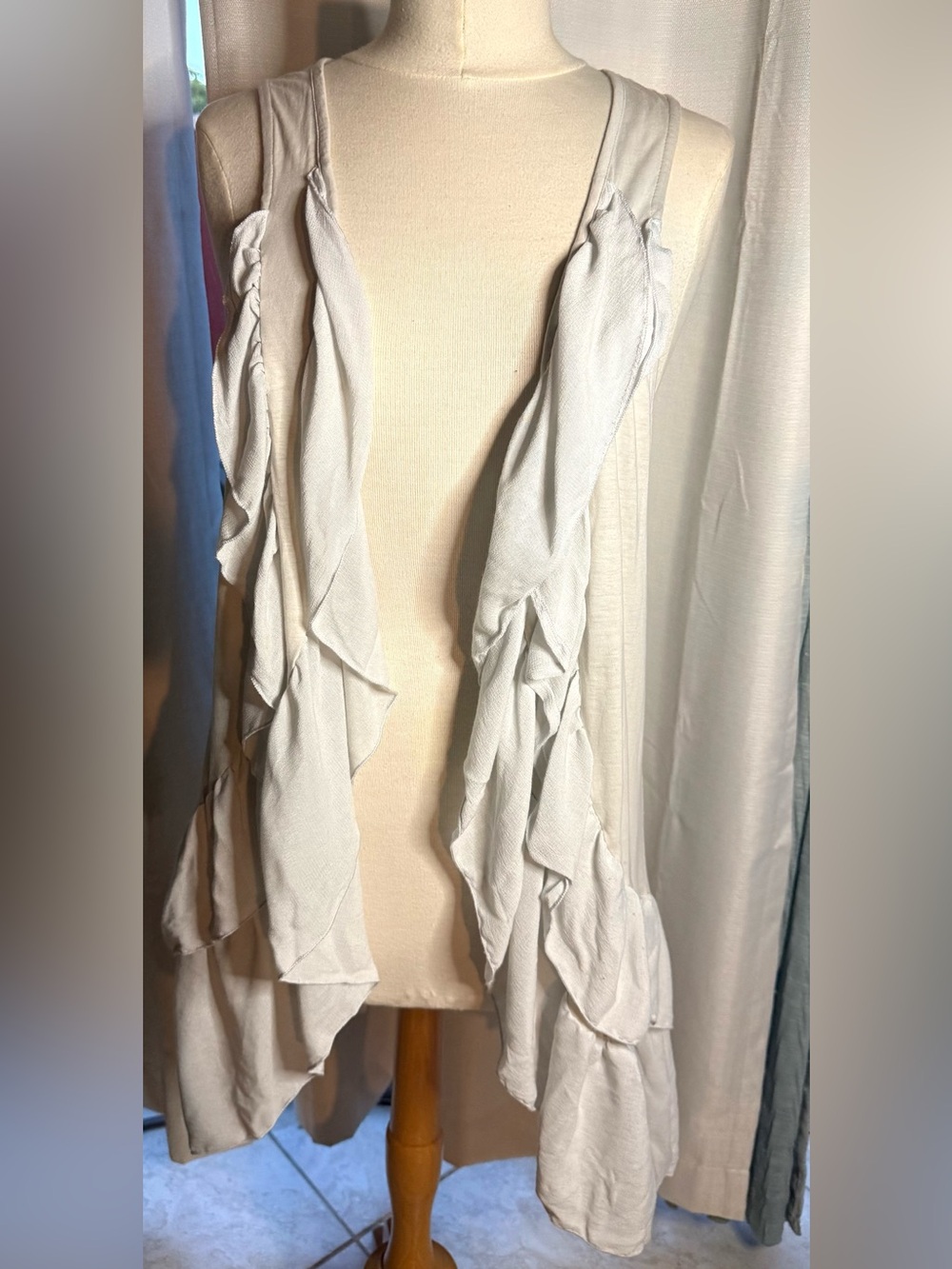 H&M Light Gray Ruffle Vest Scarf - Picture 3 of 11